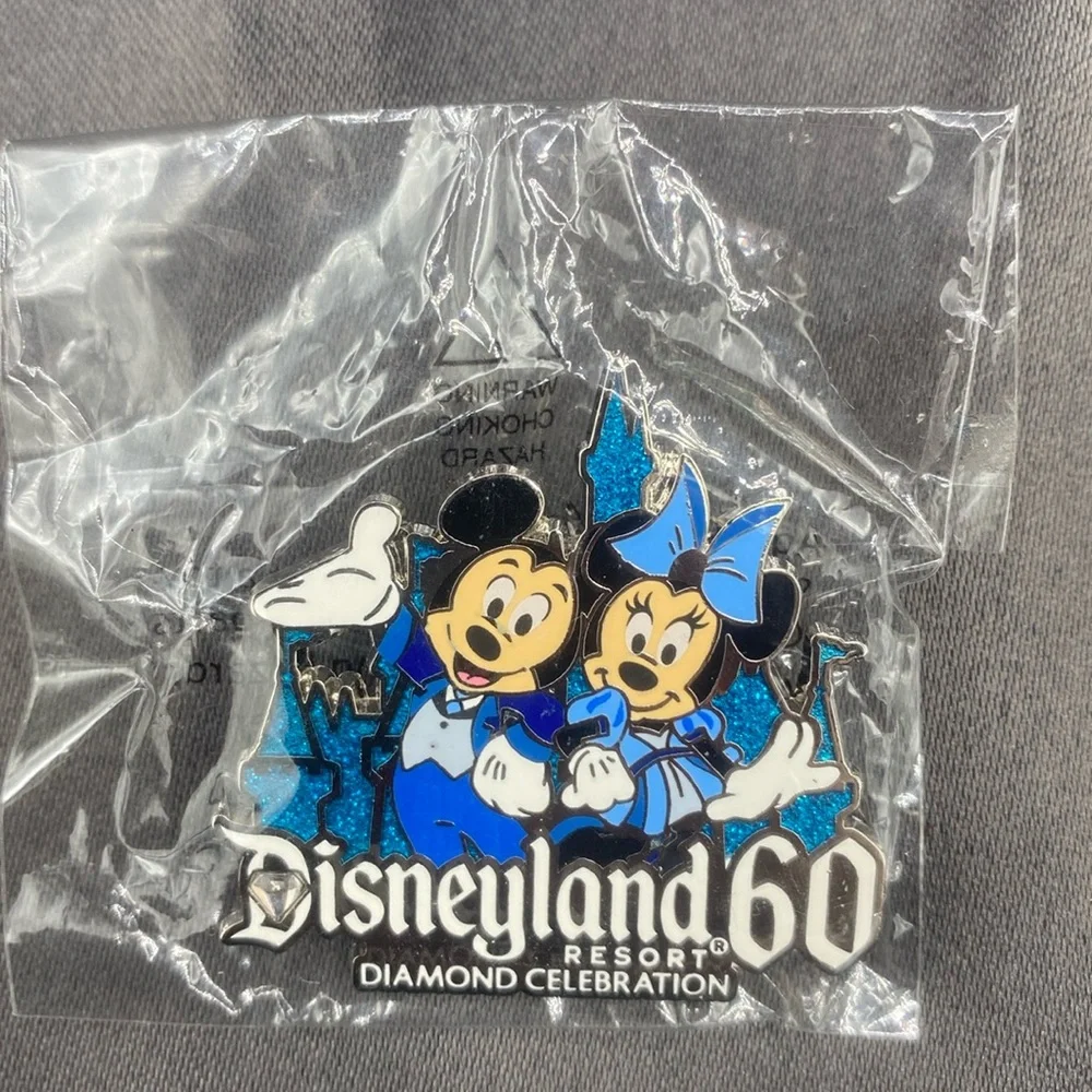 Disneyland 60th anniversary pin - Picture 1 of 2